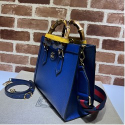 Sito Replica Borsa tote piccola Gucci Diana 702721 Blu imitazioni Miglior Prezzo Borsa tote piccola Gucci Diana 702721 Blu Replica