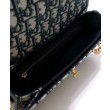 Bora Pari all'originale replica Christian Dior 30 Montaigne Avenue Blu scuro