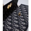 Bora Pari all'originale replica Christian Dior 30 Montaigne Avenue Blu scuro