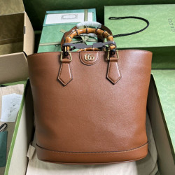 Borsa tote media Gucci Diana 750394 Marrone
