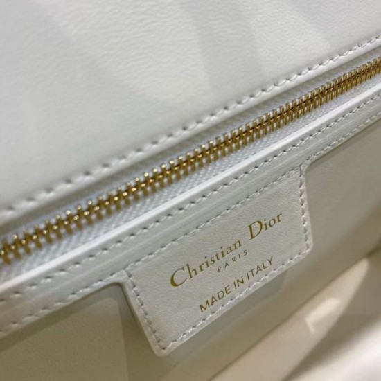 Sito Replica Borsa Caro piccola Christian Dior in pelle di vitello Cannage bianca imitazioni Miglior Prezzo Borsa Caro piccola Christian Dior in pelle di vitello Cannage bianca Replica