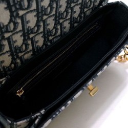 Sito Replica Bora Pari all'originale replica Christian Dior 30 Montaigne Avenue Blu scuro imitazioni Miglior Prezzo Bora Pari all'originale replica Christian Dior 30 Montaigne Avenue Blu scuro Replica