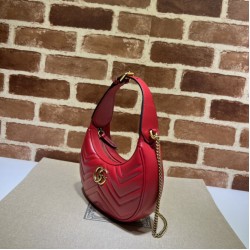 Sito Replica Mini borsa a forma di mezzaluna Gucci GG Marmont 699514 rossa imitazioni Miglior Prezzo Mini borsa a forma di mezzaluna Gucci GG Marmont 699514 rossa Replica
