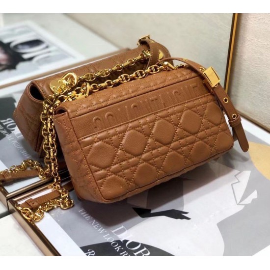 Sito Replica Christian Dior Piccola Borsa Caro Cannage Pelle Di Vitello Marrone imitazioni Miglior Prezzo Christian Dior Piccola Borsa Caro Cannage Pelle Di Vitello Marrone Replica