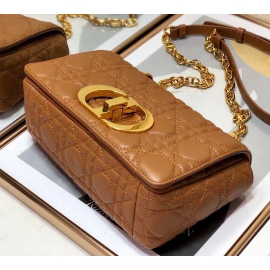 Sito Replica Christian Dior Piccola Borsa Caro Cannage Pelle Di Vitello Marrone imitazioni Miglior Prezzo Christian Dior Piccola Borsa Caro Cannage Pelle Di Vitello Marrone Replica