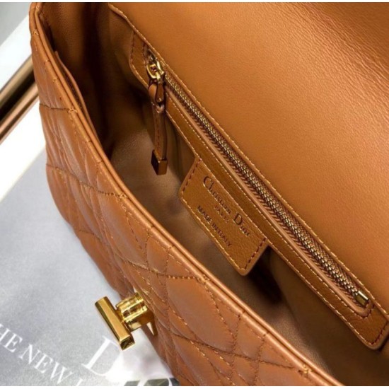 Sito Replica Christian Dior Piccola Borsa Caro Cannage Pelle Di Vitello Marrone imitazioni Miglior Prezzo Christian Dior Piccola Borsa Caro Cannage Pelle Di Vitello Marrone Replica