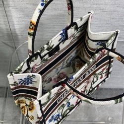 Sito Replica Christian Dior Small Dior Book Tote Bianco Multicolor Ricamo Dior Petites Fleurs imitazioni Miglior Prezzo Christian Dior Small Dior Book Tote Bianco Multicolor Ricamo Dior Petites Fleurs Replica