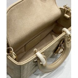 Bora Pari all'originale replica Christian Dior Micro Lady d-Joy Latte Patent Cannage Vitello Albicocca