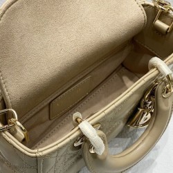 Sito Replica Bora Pari all'originale replica Christian Dior Micro Lady d-Joy Latte Patent Cannage Vitello Albicocca imitazioni Miglior Prezzo Bora Pari all'originale replica Christian Dior Micro Lady d-Joy Latte Patent Cannage Vitello Albicocca Replica