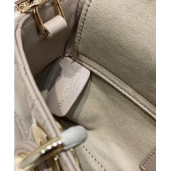 Borsa Christian Dior Small Lady D-Joy Latte Patent Cannage Vitello Albicocca Borsa Christian Dior Small Lady D-Joy Latte Patent Cannage Vitello Albicocca