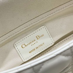 Sito Replica Christian Dior Small Lady D-Joy Bag Latte Patent Cannage Calfskin Cream imitazioni Miglior Prezzo Christian Dior Small Lady D-Joy Bag Latte Patent Cannage Calfskin Cream Replica