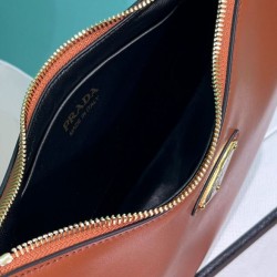 Sito Replica Borsa a tracolla in pelle Prada 1BC194 Caffè imitazioni Miglior Prezzo Borsa a tracolla in pelle Prada 1BC194 Caffè Replica