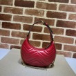 Mini borsa a forma di mezzaluna Gucci GG Marmont 699514 rossa