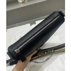 Bora Pari all'originale replica Triangolo Prada Saffiano Nera
