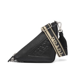 Bora Pari all'originale replica Triangolo Prada Saffiano Nera