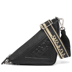 Bora Pari all'originale replica Triangolo Prada Saffiano Nera