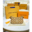 LV Easy Pouch On Strap M81137 Albicocca