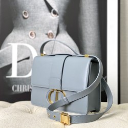 Sito Replica Christian Dior 30 Montaigne Borsa Latte Box Pelle di vitello Azzurro imitazioni Miglior Prezzo Christian Dior 30 Montaigne Borsa Latte Box Pelle di vitello Azzurro Replica