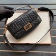 Replica Perfetta baguette media Fendi motivo FF nera