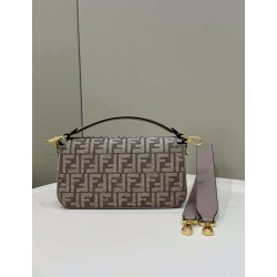 Imitazioni borse griffate Fendi 8BR600 Baguette Chain Midi FF in tessuto tapestry grigio