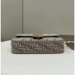 Imitazioni borse griffate Fendi 8BR600 Baguette Chain Midi FF in tessuto tapestry grigio