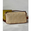 Borsa Fendi Baguette Media 8BR600 denim con motivo FF ricamato tono su tono Caffè