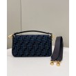 Bora Pari all'originale replica in tessuto arazzo Fendi 8BR600 Baguette Chain Midi FF Blu Navy