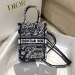 Borse Imitazioni per telefono Dior Mini Book Tote Toile de Jouy Ricamo inverso Blu Borse Imitazioni per telefono Dior Mini Book Tote Toile de Jouy Ricamo inverso Blu