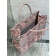 Borsa tote grande per libri Dior Toile de Jouy Sauvage ricamo rosa / grigio