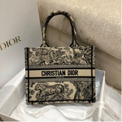 Sito Replica Qualità superiore replica tote Dior piccola a libro Toile de Jouy ricamata Marrone imitazioni Miglior Prezzo Qualità superiore replica tote Dior piccola a libro Toile de Jouy ricamata Marrone Replica