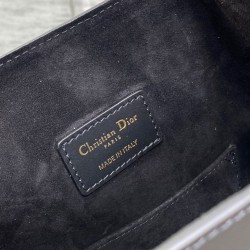 Sito Replica Borsa a secchiello media Dior C'est Saddle in pelle di vitello nera imitazioni Miglior Prezzo Borsa a secchiello media Dior C'est Saddle in pelle di vitello nera Replica