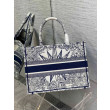 Dior Dior Book Tote media Rêve d'Infini ricamo bianco/blu Dior Dior Book Tote media Rêve d'Infini ricamo bianco/blu