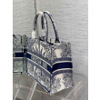 Dior Dior Book Tote media Rêve d'Infini ricamo bianco/blu Dior Dior Book Tote media Rêve d'Infini ricamo bianco/blu