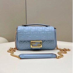 Sito Replica Borse Imitazioni Midi Fendi Baguette Chain Nappa Blu imitazioni Miglior Prezzo Borse Imitazioni Midi Fendi Baguette Chain Nappa Blu Replica