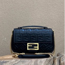 Sito Replica Borse midi Fendi Baguette con catena in nappa nera imitazioni Miglior Prezzo Borse Replica midi Fendi Baguette con catena in nappa nera