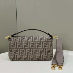 Sito Replica Imitazioni borse griffate Fendi 8BR600 Baguette Chain Midi FF in tessuto tapestry grigio imitazioni Miglior Prezzo Imitazioni borse griffate Fendi 8BR600 Baguette Chain Midi FF in tessuto tapestry grigio Replica