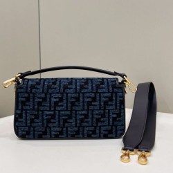 Sito Replica Bora Pari all'originale replica in tessuto arazzo Fendi 8BR600 Baguette Chain Midi FF Blu Navy imitazioni Miglior Prezzo Bora Pari all'originale replica in tessuto arazzo Fendi 8BR600 Baguette Chain Midi FF Blu Navy Replica