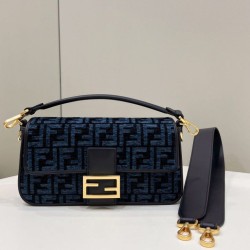 Miglior Prezzo Bora Pari all'originale replica in tessuto arazzo Fendi 8BR600 Baguette Chain Midi FF Blu Navy Replica