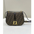 Fendi C'mon Borsa a cartella media con curvatura 8BT366 Caffè Fendi C'mon Borsa a cartella media con curvatura 8BT366 Caffè