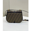 Fendi C'mon Borsa a cartella media con curvatura 8BT366 Caffè Fendi C'mon Borsa a cartella media con curvatura 8BT366 Caffè