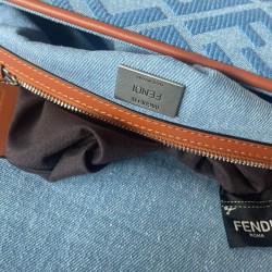 Sito Replica Borse Firmate Fendi Baguette Media 8BR600 denim con motivo FF ricamato tono su tono Blu imitazioni Miglior Prezzo Borse Firmate Replica Fendi Baguette Media 8BR600 denim con motivo FF ricamato tono su tono Blu