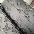 Borsa a tracolla LV Trio in pelle con monogramma in rilievo M46602