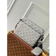 Borsa a tracolla LV Trio in pelle con monogramma in rilievo M46603