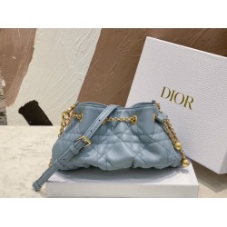 Bora Pari all'originale replica Dior Ammi Piccola Macrocannage Blu