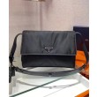 Borsa a tracolla Prada Medium in nylon imbottito 1BD255 Nera