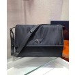 Borsa a tracolla Prada Medium in nylon imbottito 1BD255 Nera