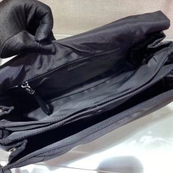 Dupe Borsa a tracolla Prada Medium in nylon imbottito 1BD255 Nera imitazioni perfette Replica Borsa a tracolla Prada Medium in nylon imbottito 1BD255 Nera Griffate
