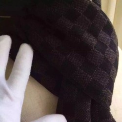 Sito Replica Pari all'originale replica Dettagli perfetti Damier Ebene Petit Sciarpa NM M74199 Qualità Specchio Pari all'originale replica Dettagli perfetti Damier Ebene Petit Sciarpa NM M74199 imitazioni perfette