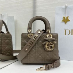 Replica qualità specchio Borsa Dior Lady Dior My ABC Dior piccola Arco ciondolo D.I.O.R. in metallo grigio pietra