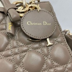 Replica Borsa Dior Lady Dior My ABC Dior piccola Arco ciondolo D.I.O.R. in metallo grigio pietra Imitazioni Replica qualità specchio Borsa Dior Lady Dior My ABC Dior piccola Arco ciondolo D.I.O.R. in metallo grigio pietra